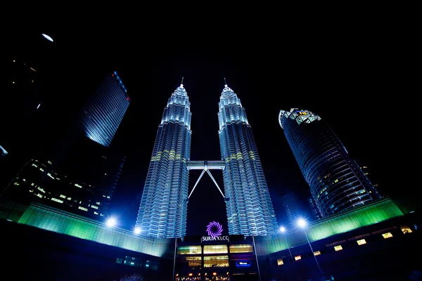 Kuala Lumpur, Malezja - Jan 16: Petronas Twin Towers w nocy o — Zdjęcie stockowe
