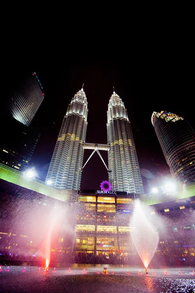 KUALA LUMPUR, MALÁSIA - JAN 16: Torres gêmeas Petronas à noite o — Fotografia de Stock