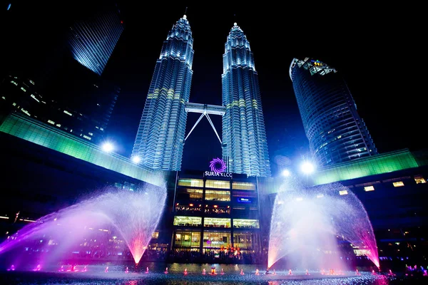 KUALA LUMPUR, MALASIA - 16 ENE: Torres Gemelas Petronas por la noche o —  Fotos de Stock