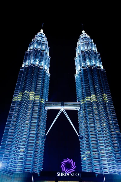 KUALA LUMPUR, MALASIA - 16 ENE: Torres Gemelas Petronas por la noche o —  Fotos de Stock