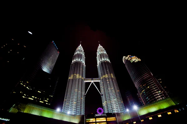 Kuala Lumpur, Malajsie - Jan 16: Petronas Twin Towers v noci — Stock fotografie