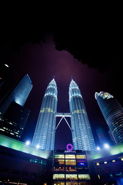 KUALA LUMPUR, MALAYSIA - JAN 16: Petronas Twin Towers at night o — Stock Photo, Image