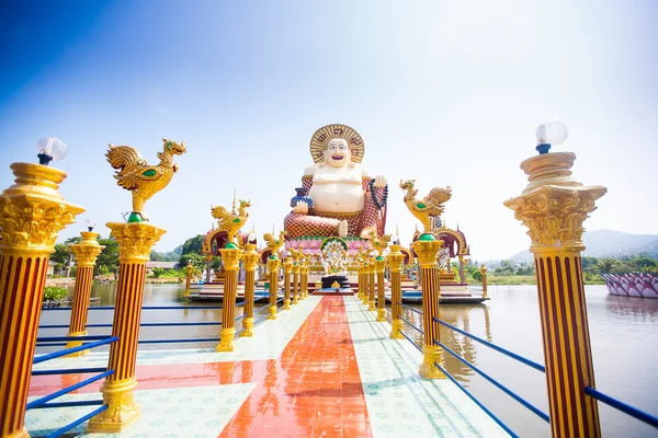 Lächelnde Buddha-Statue des Reichtums auf Koh Samui, Thailand — Stockfoto