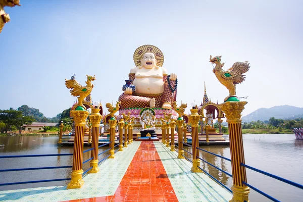 Buddha sorridente della statua della ricchezza su Koh Samui, Thailandia — Foto Stock