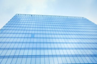 gökyüzü cam ofis binası yansıtan