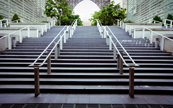 Escadas modernas que levam a um prédio de escritórios — Fotografia de Stock