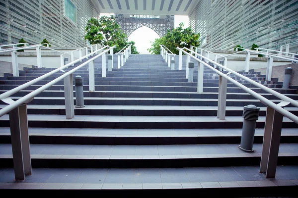 Escadas modernas que levam a um prédio de escritórios — Fotografia de Stock