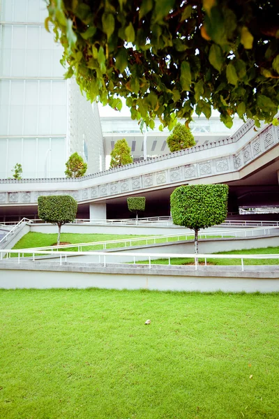 Bir ofis binası için önde gelen Modern merdiven — Stok fotoğraf