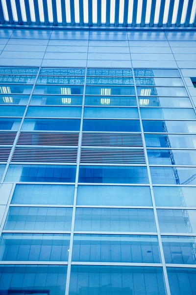 Als gevolg van de hemel in glas van kantoorgebouw — Stockfoto