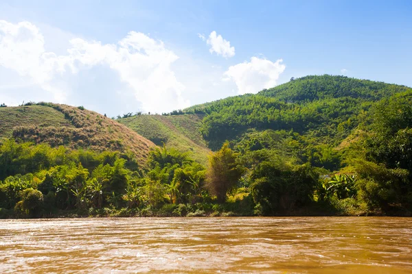 Paisaje fluvial en Tailandia — Foto de Stock