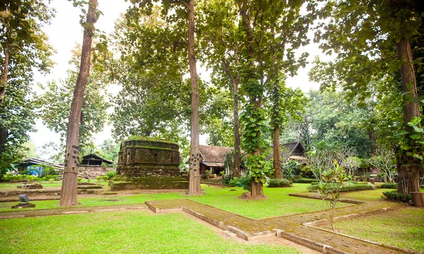 Ruinas del templo en Sop Ruak, norte de Tailandia — Foto de Stock