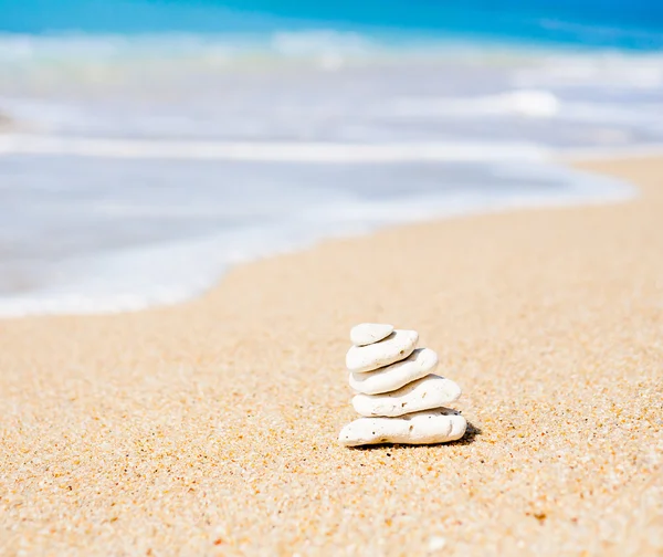 Verem a kerek sima kövek a tengerparton — Stock Fotó