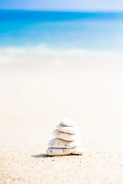 La pila de las piedras redondas llanas a la orilla del mar —  Fotos de Stock