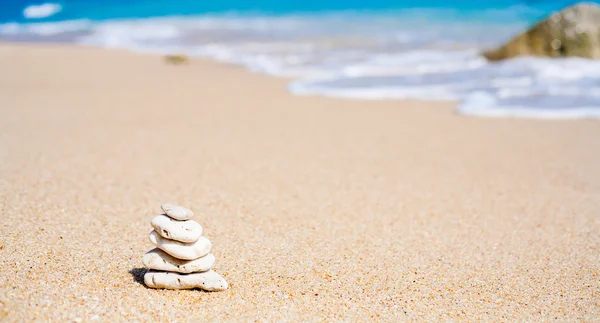 La pila de las piedras redondas llanas a la orilla del mar — Foto de Stock