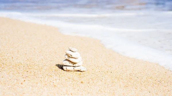 La pila de las piedras redondas llanas a la orilla del mar — Foto de Stock