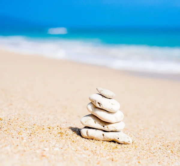 Stack of round smooth stones on a seashore — Stock Photo, Image