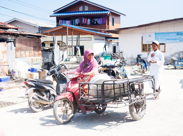 3 JAN 2014  THAILAND, Koh Samui. People in Muslim fisherman vill — Stock Photo, Image