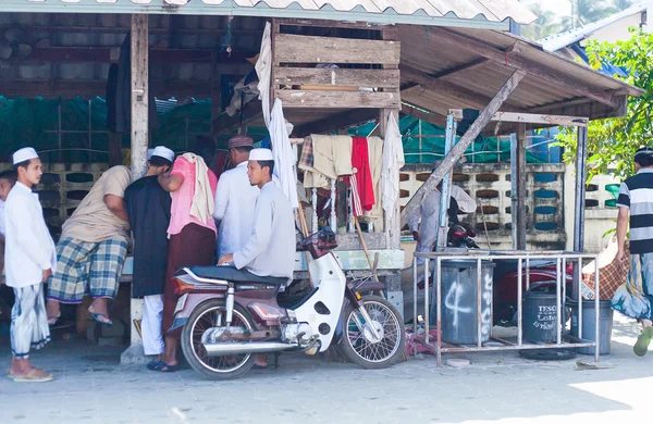 3 JAN 2014  THAILAND, Koh Samui. People in Muslim fisherman vill — Stock Photo, Image