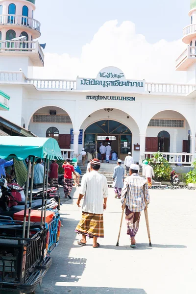3 JAN 2014  THAILAND, Koh Samui. People in Muslim fisherman vill — Stock Photo, Image