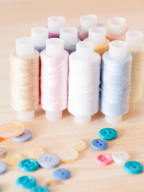 Konu ve ahşap masa üzerindeki düğmeler