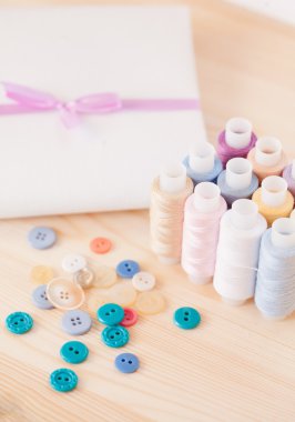 Konu, düğmeler, kumaş üzerine ahşap masa