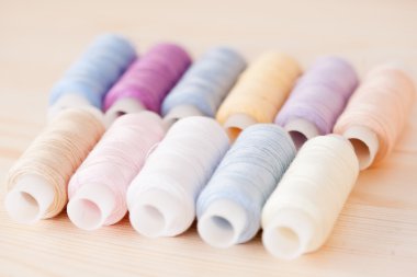 ahşap zemin üzerinde çok renkli dikiş ipliği