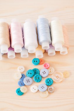 Konu ve ahşap masa üzerindeki düğmeler