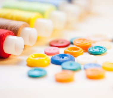 Konu ve ahşap masa üzerindeki düğmeler