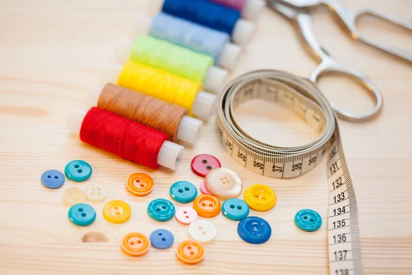 Herramientas de coser sobre fondo de madera — Foto de Stock