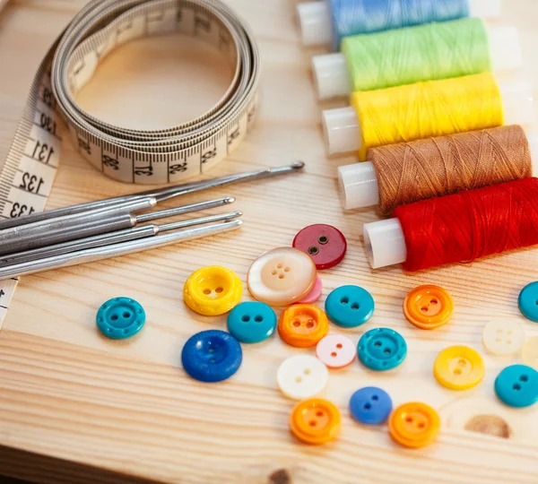 Herramientas de coser sobre fondo de madera — Foto de Stock