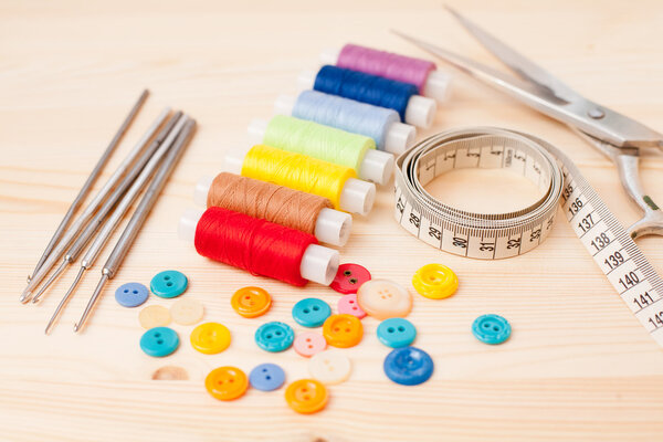 Швейные инструменты на деревянном фоне
