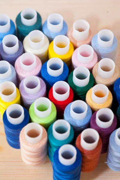 Multicolor threads op houten achtergrond — Stockfoto