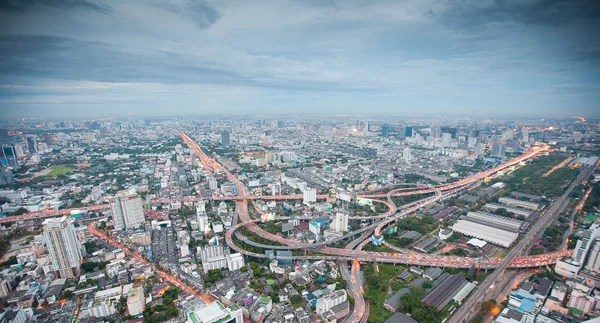 Bangkok City yöllä — kuvapankkivalokuva