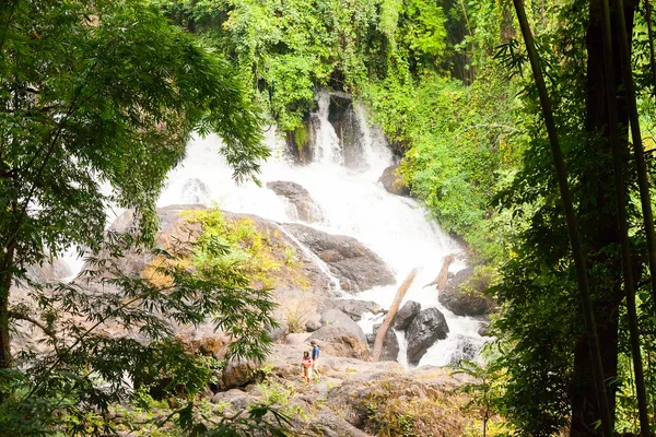 Vodopád v Thajsku v tropickém lese — Stock fotografie