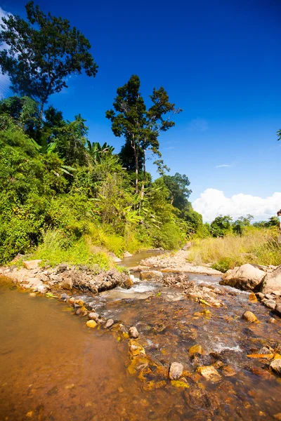 Waterval in Thailand in tropisch woud — Stockfoto