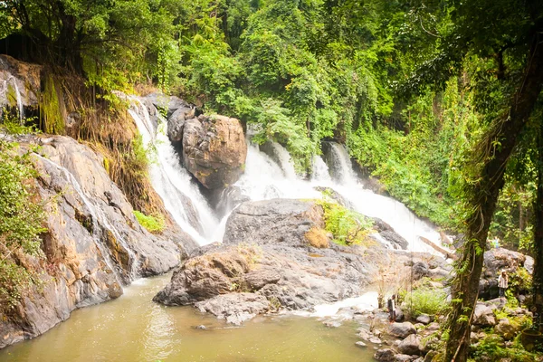 Cachoeira na Tailândia em floresta tropical — Fotografia de Stock