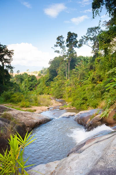 Cascata in Thailandia nella foresta tropicale — Foto Stock