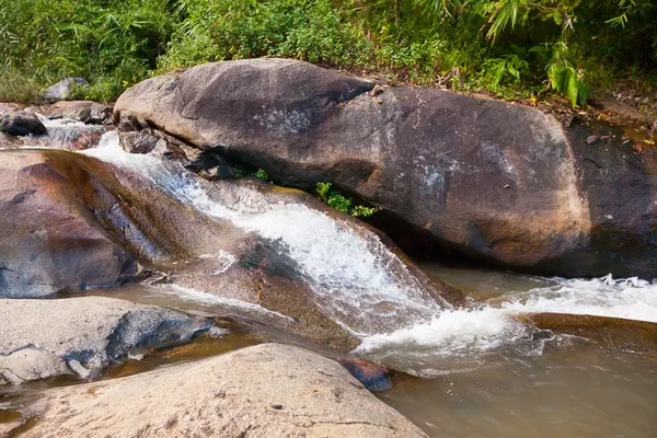 Cachoeira na Tailândia em floresta tropical — Fotografia de Stock