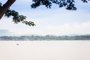 Mekong Nehri yerde altın üçgen adlı