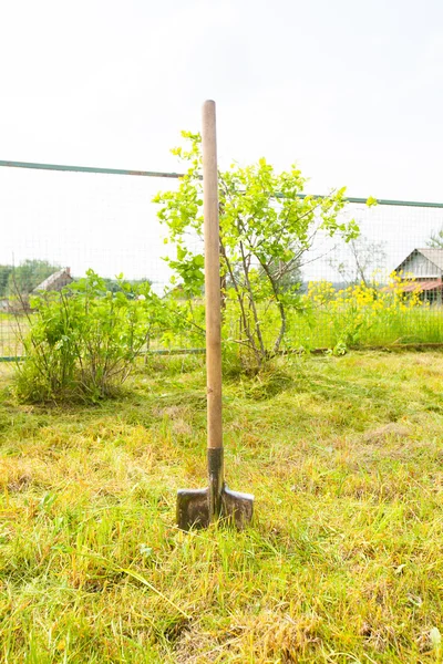 Old metal shovel on the ground in the garden — Stock Photo, Image