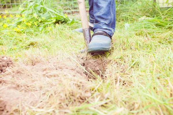 Zbliżenie zdjęcie człowieka kopanie gleby w ogrodzie — Zdjęcie stockowe