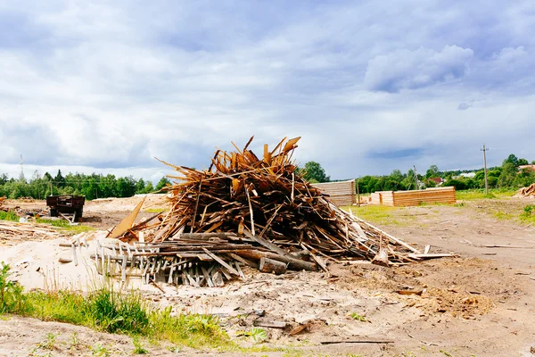 La grande pile de planches en bois — Photo