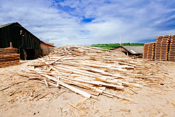 Большая стопка деревянных досок — стоковое фото