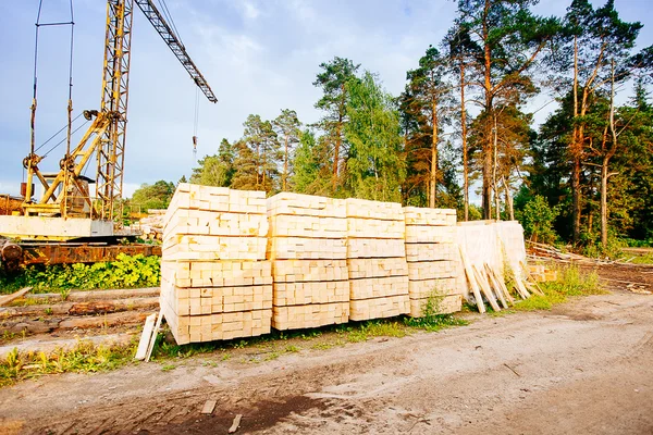 Powersaw Bank - algemene weergave met vele planken op de voorgrond — Stockfoto