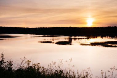 Nehirde gün batımı