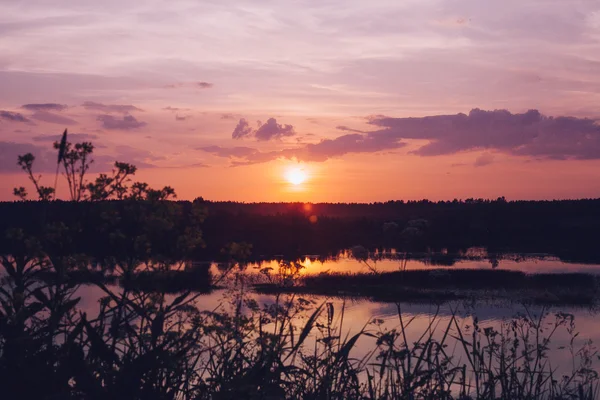 Pôr-do-sol no rio — Fotografia de Stock