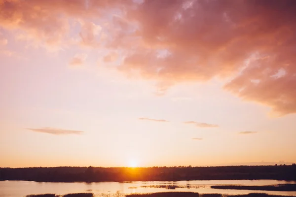 Tramonto sul fiume — Foto Stock