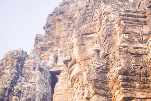 在古代巴戎寺吴哥城，柬埔寨石像的脸. — 图库照片