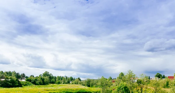 Весняний літній фон сільська дорога в зеленому трав'яному полі мадо — стокове фото