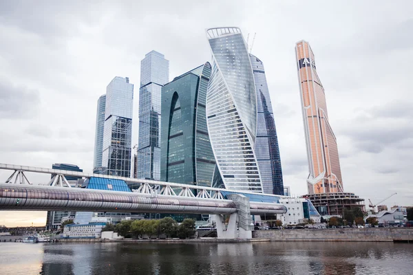 Panorama över Moscow City, Ryssland från stranden av floden Moskva — Stockfoto